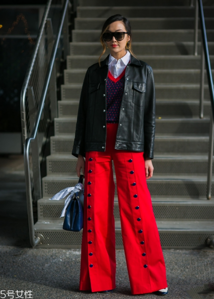 皮衣下面搭配什么好看？玩出個性混搭風
