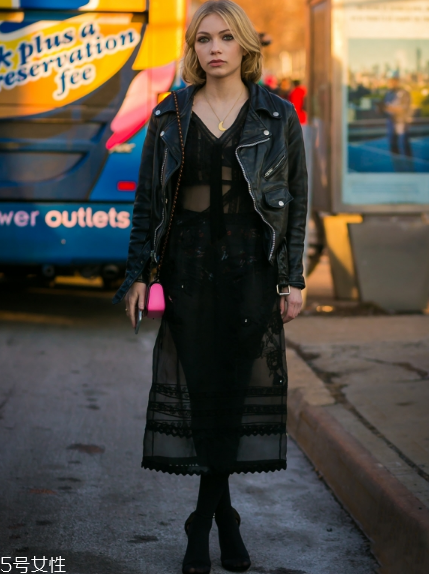 皮衣下面搭配什么好看？玩出個(gè)性混搭風(fēng)