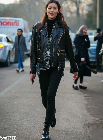 皮衣下面搭配什么好看？玩出個(gè)性混搭風(fēng)