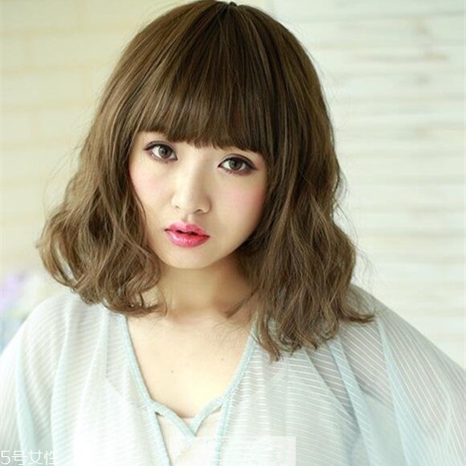 矮個子女生適合什么短發(fā)？氣質(zhì)齊肩卷發(fā)