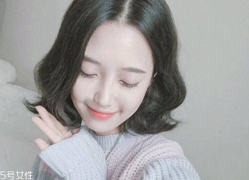 外翹短發(fā)適合什么臉型？再燙內扣你就out了