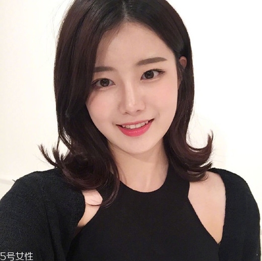 矮個子女生適合什么短發(fā)？氣質(zhì)齊肩卷發(fā)