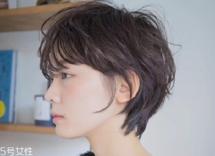 短頭發(fā)染什么顏色好看洋氣顯白？短發(fā)這樣弄好看又大方