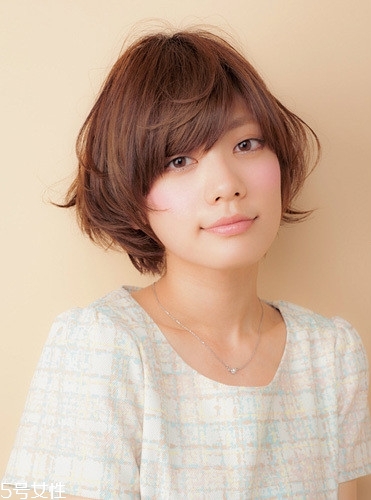 發(fā)量多女生適合什么發(fā)型？形象百變的你