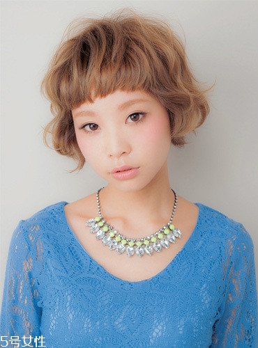 發(fā)量多女生適合什么發(fā)型？形象百變的你