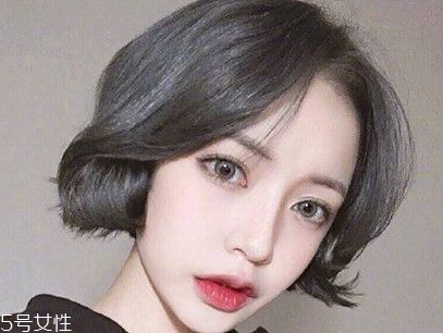 短頭發(fā)染什么顏色好看洋氣顯白？短發(fā)這樣弄好看又大方