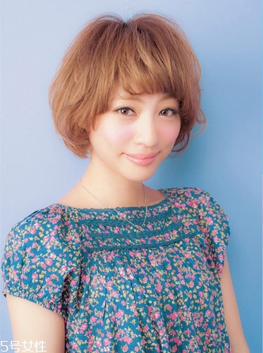 發(fā)量多女生適合什么發(fā)型？形象百變的你