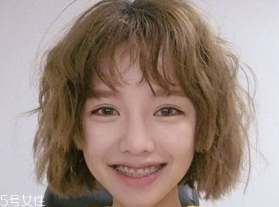 短頭發(fā)染什么顏色好看洋氣顯白？短發(fā)這樣弄好看又大方