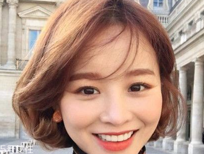 短頭發(fā)染什么顏色好看洋氣顯白？短發(fā)這樣弄好看又大方