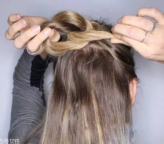 女生冬天長(zhǎng)發(fā)怎么編好看？長(zhǎng)發(fā)妹紙才懂得的痛