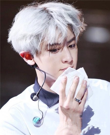 2022最流行發(fā)型顏色男生？男生潮流發(fā)型