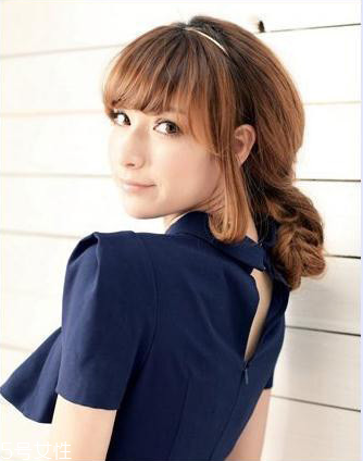 冬天戴帽子怎么扎頭發(fā)好？法式魚骨辮編發(fā)很特別