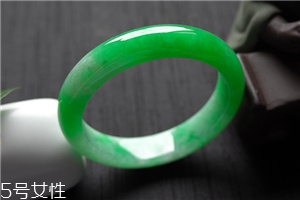 翡翠手鐲怎么戴進(jìn)去？巧用肥皂水來幫忙