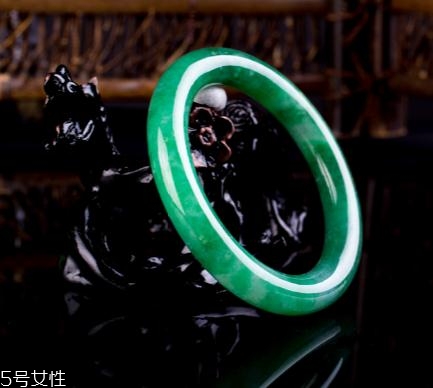 翡翠手鐲怎么戴進(jìn)去？巧用肥皂水來幫忙