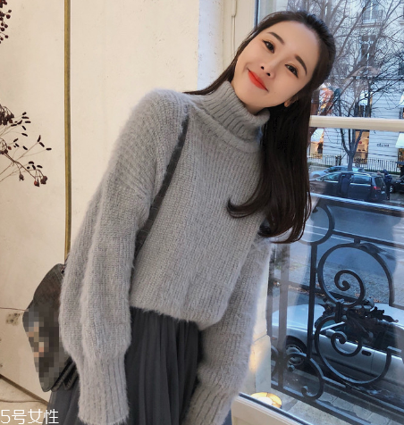 毛衣和衛(wèi)衣哪個(gè)暖和？衛(wèi)衣要更加擋風(fēng)