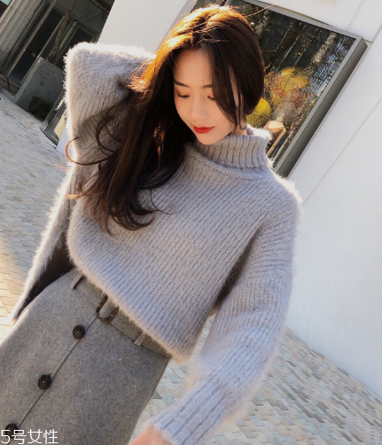 毛衣和針織衫哪個暖和？毛衣要更適合寒冬