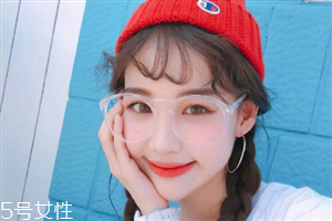 冬天戴帽子怎么扎頭發(fā)好？法式魚骨辮編發(fā)很特別