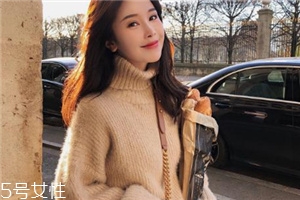 毛衣粘了碎頭發(fā)怎么辦？巧妙利用透明膠帶