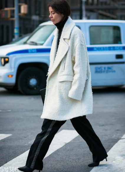 闊腿褲冬天怎么搭配？過一個(gè)時(shí)髦的冬天