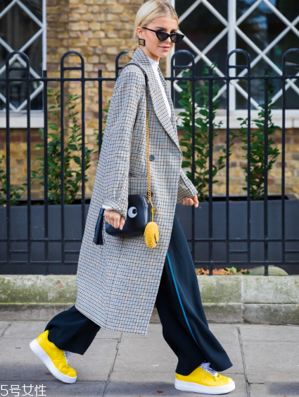 闊腿褲冬天怎么搭配？過一個(gè)時(shí)髦的冬天