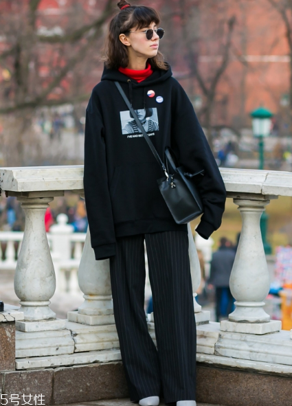 闊腿褲冬天怎么搭配？過一個(gè)時(shí)髦的冬天