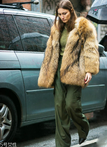 闊腿褲冬天怎么搭配？過一個(gè)時(shí)髦的冬天