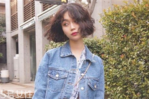 小波浪卷發(fā)怎么打理？焦糖色頭發(fā)超百搭