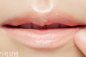 唇部打底和潤唇膏區(qū)別 都是打底功效卻不同 唇部打底和潤唇膏區(qū)別 都是打底功效卻不同