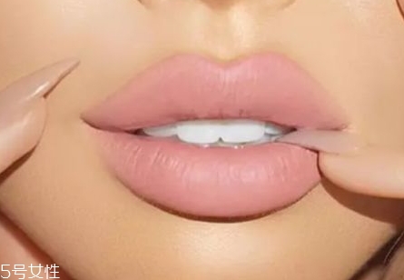 唇膏筆和口紅的區(qū)別 唇膏筆和口紅的區(qū)別