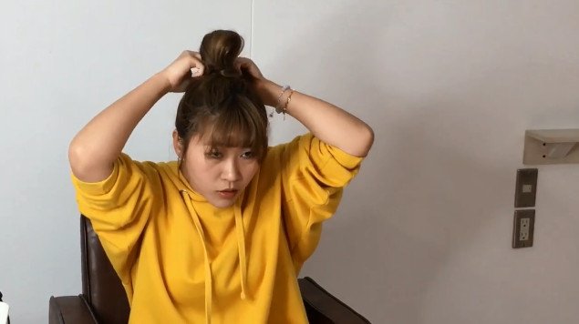 女生中長發(fā)丸子頭扎法圖解 2分鐘扎法 女生中長發(fā)丸子頭扎法圖解 2分鐘扎法