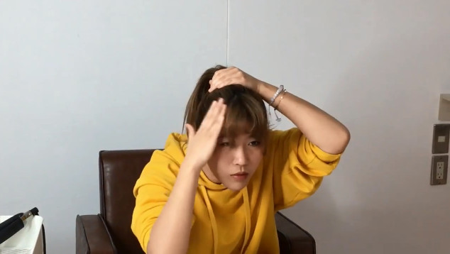 女生中長發(fā)丸子頭扎法圖解 2分鐘扎法 女生中長發(fā)丸子頭扎法圖解 2分鐘扎法