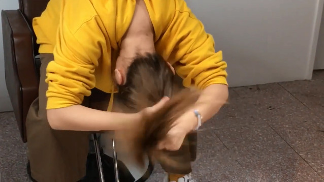 女生中長發(fā)丸子頭扎法圖解 2分鐘扎法 女生中長發(fā)丸子頭扎法圖解 2分鐘扎法