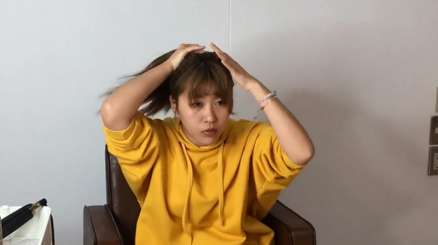 女生中長發(fā)丸子頭扎法圖解 2分鐘扎法 女生中長發(fā)丸子頭扎法圖解 2分鐘扎法