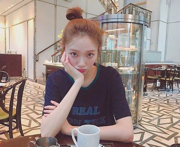 女生中長發(fā)丸子頭扎法圖解 2分鐘扎法 女生中長發(fā)丸子頭扎法圖解 2分鐘扎法