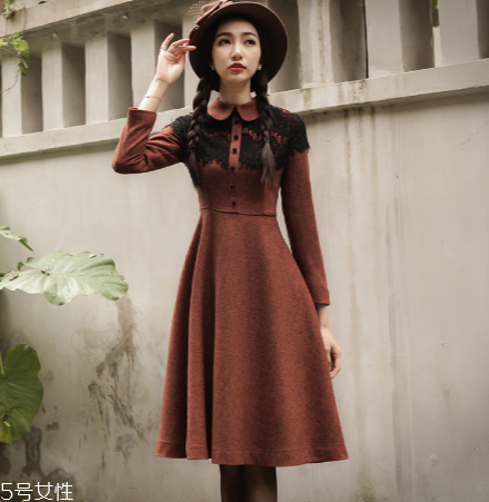 中長(zhǎng)款連衣裙怎么搭配？新年聚餐的首選穿搭
