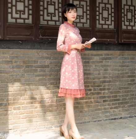 中長(zhǎng)款連衣裙怎么搭配？新年聚餐的首選穿搭