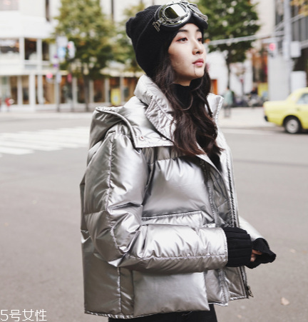 短款羽絨服怎么搭配？小個子女生的顯高利器