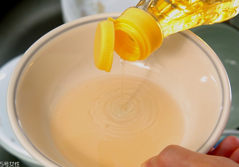 廚房總是很油膩怎么辦 去油解膩的9個妙招 廚房總是很油膩怎么辦 去油解膩的9個妙招