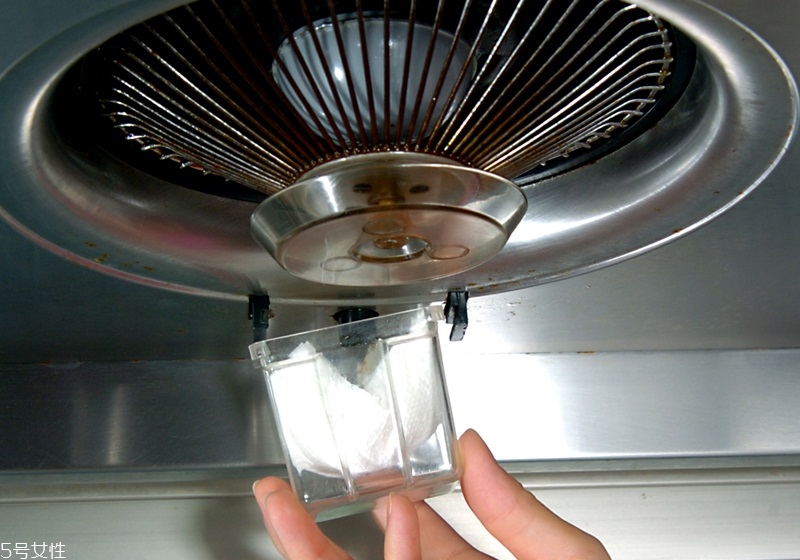 廚房總是很油膩怎么辦 去油解膩的9個妙招 廚房總是很油膩怎么辦 去油解膩的9個妙招