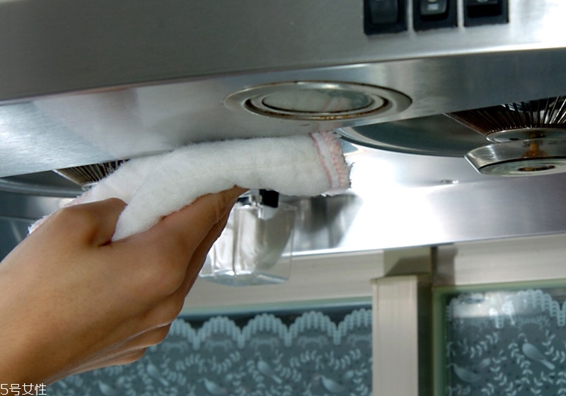 廚房總是很油膩怎么辦 去油解膩的9個妙招 廚房總是很油膩怎么辦 去油解膩的9個妙招