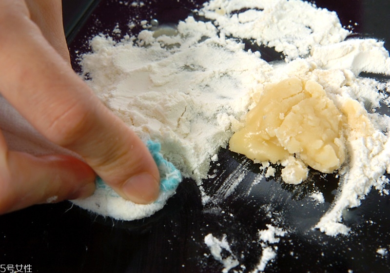 廚房總是很油膩怎么辦 去油解膩的9個妙招 廚房總是很油膩怎么辦 去油解膩的9個妙招