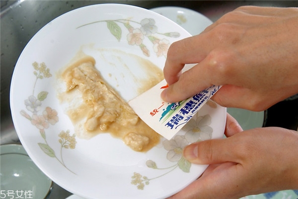 廚房總是很油膩怎么辦 去油解膩的9個妙招 廚房總是很油膩怎么辦 去油解膩的9個妙招