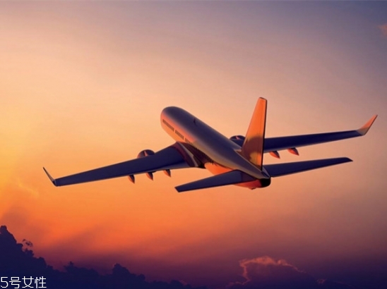 直發(fā)怎么弄卷發(fā)？直發(fā)夾板可以弄內(nèi)扣