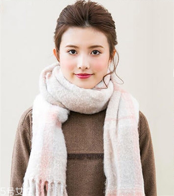 冬天系圍巾怎么扎頭發(fā)？適合搭配羽絨服的發(fā)型