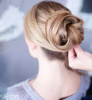 冬天系圍巾怎么扎頭發(fā)？適合搭配羽絨服的發(fā)型