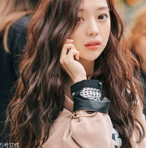 小波浪卷發(fā)怎么打理？焦糖色頭發(fā)超百搭