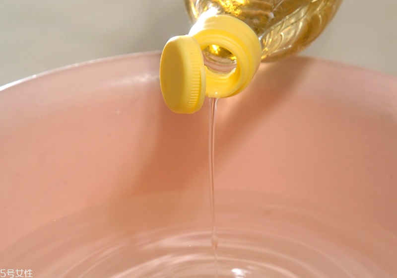 廚房總是很油膩怎么辦 去油解膩的9個妙招 廚房總是很油膩怎么辦 去油解膩的9個妙招