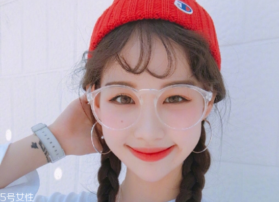 冬天戴帽子怎么扎頭發(fā)好？法式魚骨辮編發(fā)很特別