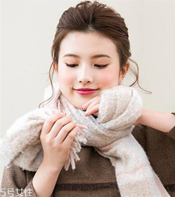 冬天系圍巾怎么扎頭發(fā)？適合搭配羽絨服的發(fā)型
