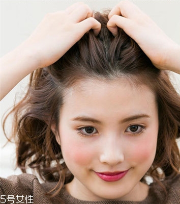 冬天系圍巾怎么扎頭發(fā)？適合搭配羽絨服的發(fā)型